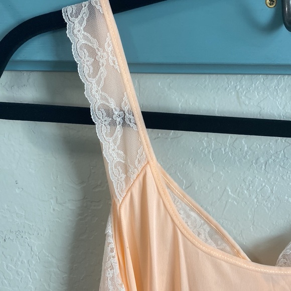 VINTAGE PEIGNOIT SET—FLORAL LACE ROBE AND NIGHTGOWN, PEACH NYLON LINGERIE SET - Picture 10 of 13